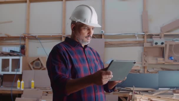 Multirazziale Professionale Uomo Medio Adulto Casco Sicurezza Utilizzando Tablet Digitale — Video Stock