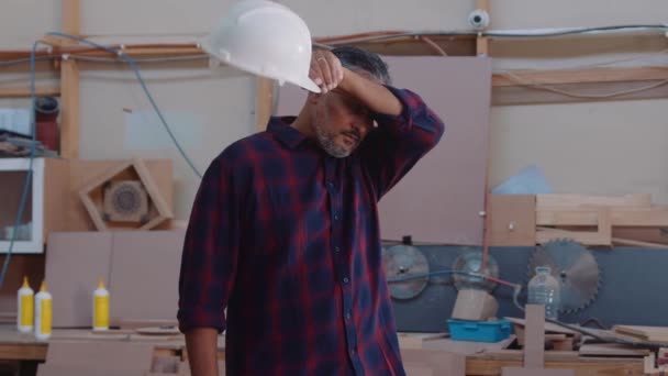 Multiracial Hombre Adulto Medio Fregando Ceja Sudor Durante Trabajo Fábrica — Vídeo de stock