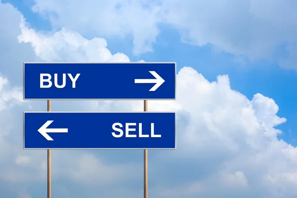 Kauf und Verkauf auf blauem Verkehrsschild — Stockfoto