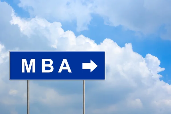 MBA o Master of Business Administration sulla segnaletica stradale blu — Foto Stock