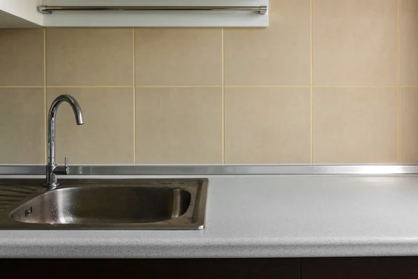 Steel sink in a modern kitchen and blank copy space — Stock Photo, Image