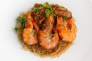 karides ile haşlanmış bardak erişte