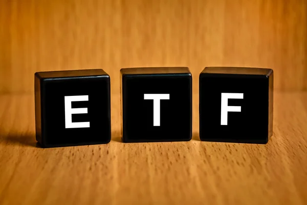 ETF o Exchange Traded Fund palabra en bloque negro —  Fotos de Stock