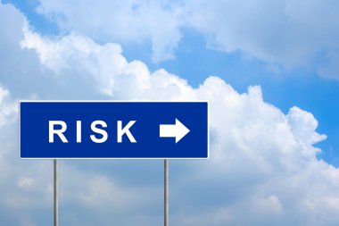finansal risk yeşil yol işareti