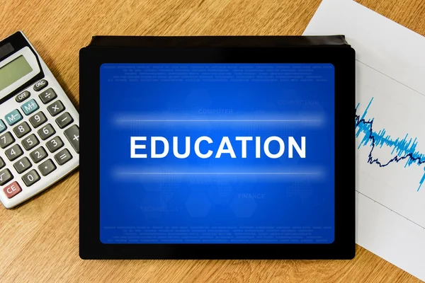 Bildungswort auf digitalem Tablet — Stockfoto