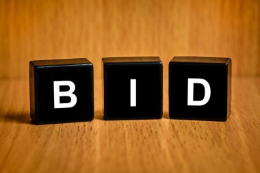 siyah blok üzerinde kelime teklif