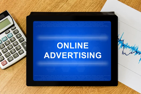 Palabra de publicidad en línea en tableta digital —  Fotos de Stock