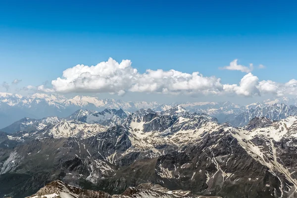 Matterhorn gama de montanhas com céu azul e paisagem nublada — Fotografia de Stock