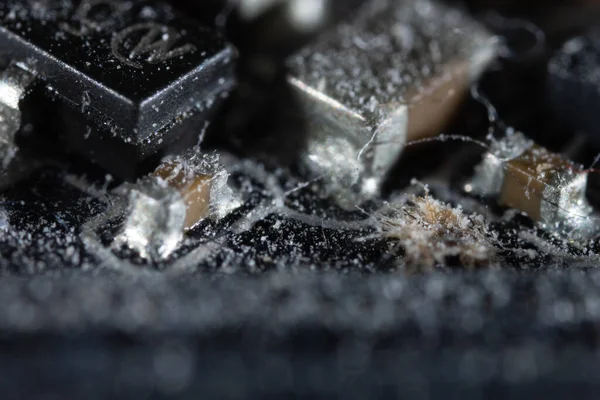 Bu resim elektronik cihazların içindeki bileşenlerdir..