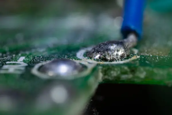 Bu resim elektronik cihazların içindeki bileşenlerdir..