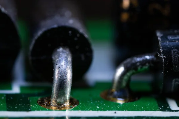 Bu resim elektronik cihazların içindeki bileşenlerdir..