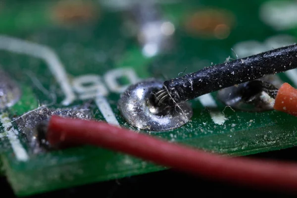 Bu resim elektronik cihazların içindeki bileşenlerdir..