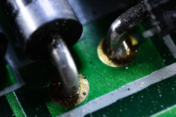 Bu resim elektronik cihazların içindeki bileşenlerdir..