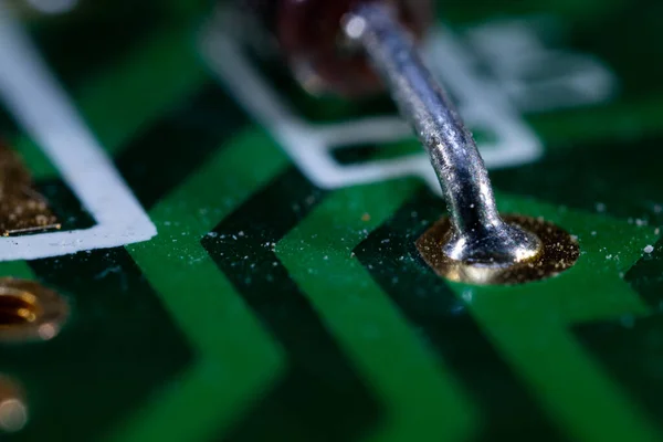 Bu resim elektronik cihazların içindeki bileşenlerdir..