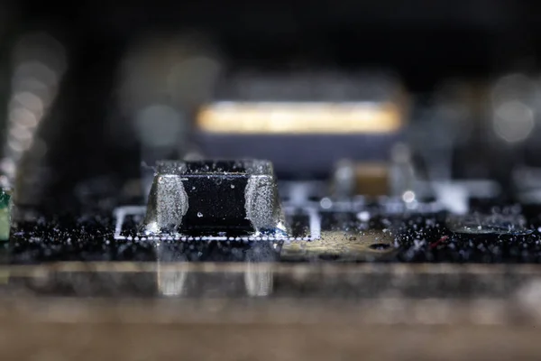 Bu resim elektronik cihazların içindeki bileşenlerdir..