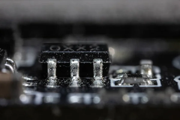 Bu resim elektronik cihazların içindeki bileşenlerdir..