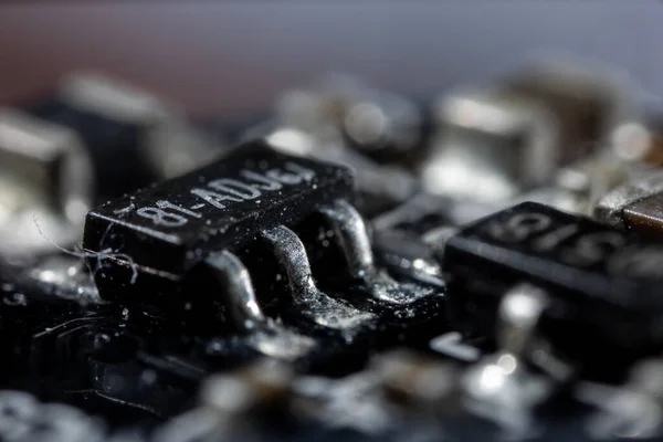 Bu resim elektronik cihazların içindeki bileşenlerdir..