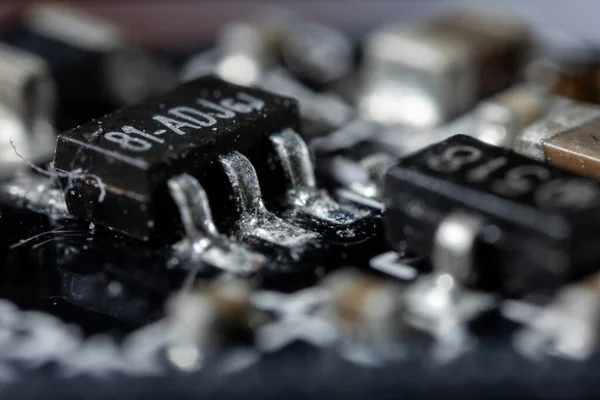 Bu resim elektronik cihazların içindeki bileşenlerdir..