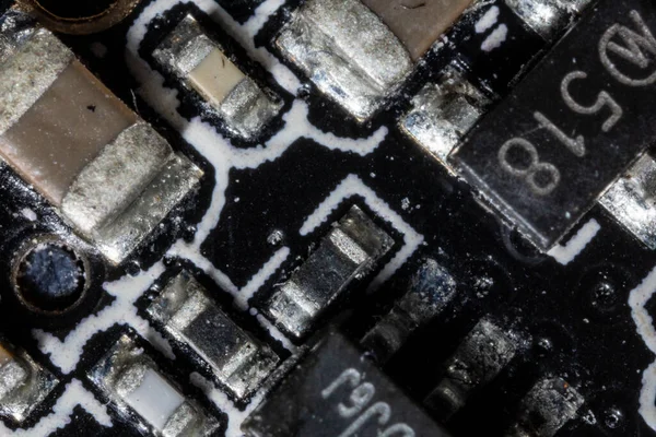 Bu resim elektronik cihazların içindeki bileşenlerdir..