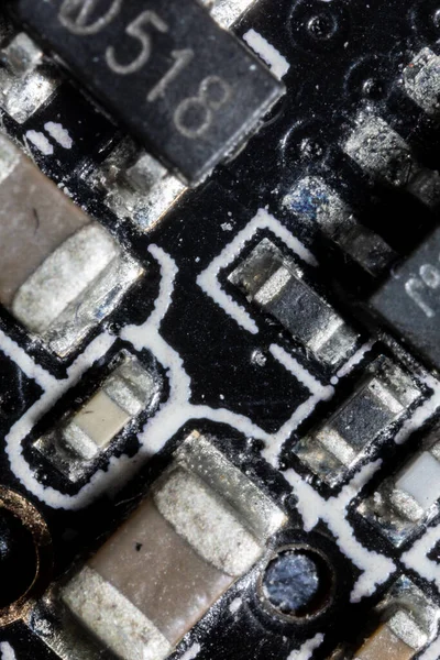 Bu resim elektronik cihazların içindeki bileşenlerdir..