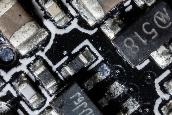 Bu resim elektronik cihazların içindeki bileşenlerdir..