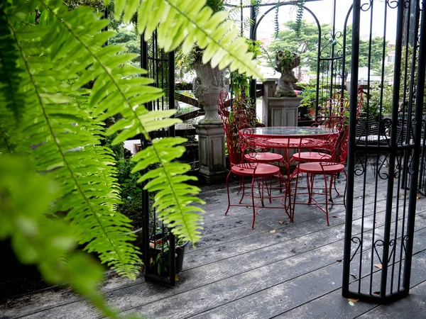 Kafe ve restoranda süslenmiş kırmızı masa ve sandalyeler.