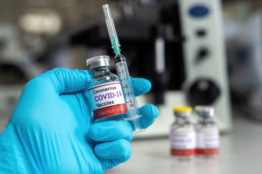 Covid-19 Coronavirus BA.2 'ye karşı aşı kavramı, bir bilim laboratuvarında geliştirme ve icat için bir prototip olan bir aşı şişesi..