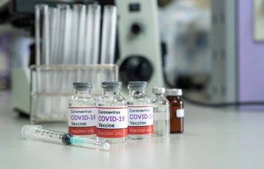 Covid-19 Coronavirus BA.2 'ye karşı aşı kavramı, bir bilim laboratuvarında geliştirme ve icat için bir prototip olan bir aşı şişesi..