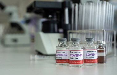 Tıp laboratuarında kovid 19 koronavirüse karşı yapılan prototip aşı.