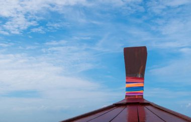 Tayland 'da renkli kumaşlara sarılı uzun kuyruklu bir teknenin başı.