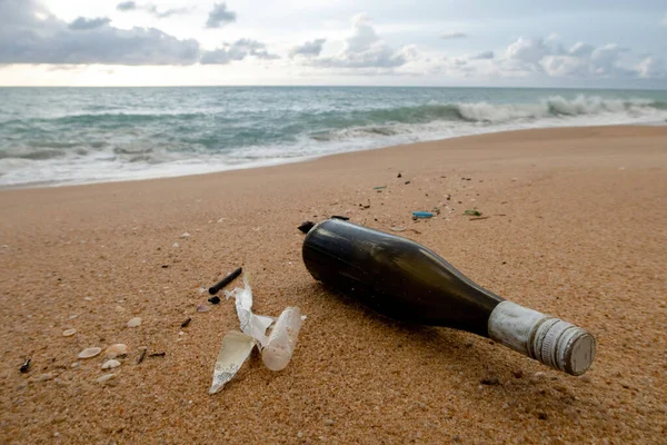 Çevre sorunları kavramı, şişeler ve çöpler deniz kenarında yatıyor..
