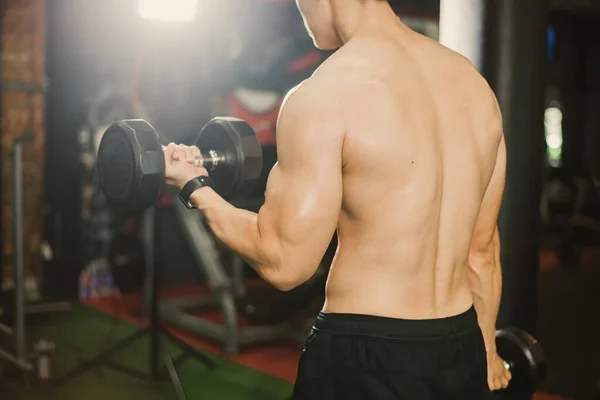 Rugspieren Van Aziatische Bodybuilders Bij Het Optillen Van Halters Met — Stockfoto