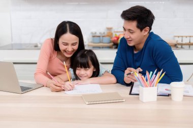 Güzel kadın ve yakışıklı erkekler sevimli Asyalı kızlara beyaz kağıda yazı yazmayı öğretiyor. Evdeki herkes mutlu. Bu aile için yeni normal bir hayat..