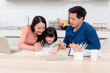 Güzel kadın ve yakışıklı erkekler sevimli Asyalı kızlara beyaz kağıda yazı yazmayı öğretiyor. Evdeki herkes mutlu. Bu aile için yeni normal bir hayat..