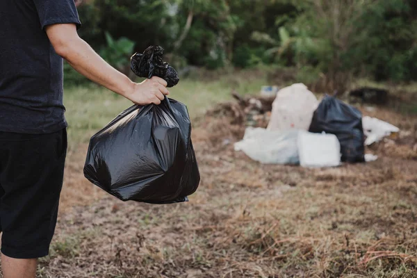 Man Carrying Garbage Bag Black Bag Landfill — Stock Photo, Image