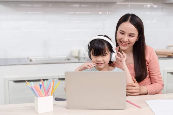 Asiático Mamás Niñas Estudiando Línea Través Internet Mediante Uso Ordenador — Foto de Stock