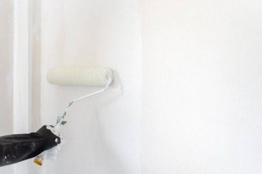 Ev dekorasyonunda el boyası silindiri.