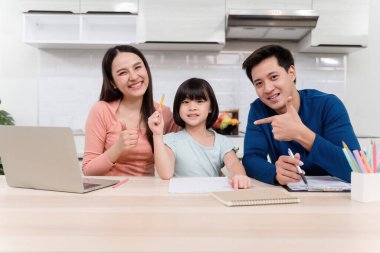 Güzel kadın ve yakışıklı erkekler sevimli Asyalı kızlara beyaz kağıda yazı yazmayı öğretiyor. Evdeki herkes mutlu. Bu aile için yeni normal bir hayat..