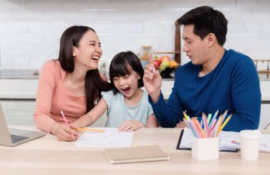 Güzel kadın ve yakışıklı erkekler sevimli Asyalı kızlara beyaz kağıda yazı yazmayı öğretiyor. Evdeki herkes mutlu. Bu aile için yeni normal bir hayat..