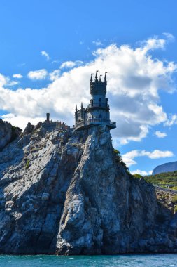 Uçurumun kenarındaki Kırlangıç Yuvası Kalesi