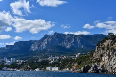  Ai-Petri Dağları, sonbaharın başlarında Karadeniz kıyısında