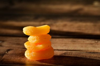 Masanın üzerinde kurumuş kayısılar var.