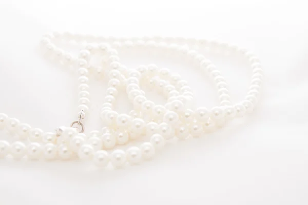 Collier de perles, sur fond blanc — Photo