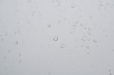 Su bardağa düşer.