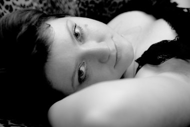 güzel kadın yalan Divan