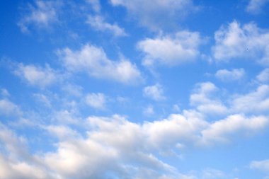 Bulutlu mavi gökyüzü