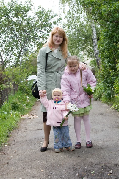 Anne ve kızı yolda