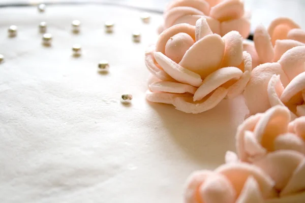 장미와 생일 케이크 — 스톡 사진