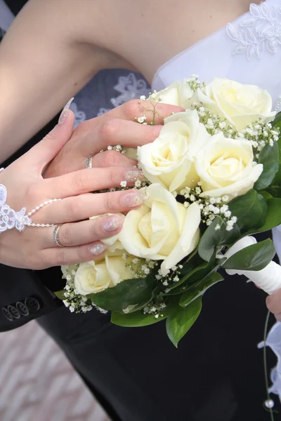 elinde yeni düğün buket ile evli