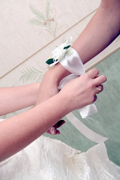 Tying a ribbon on brides hand — Stock Photo, Image